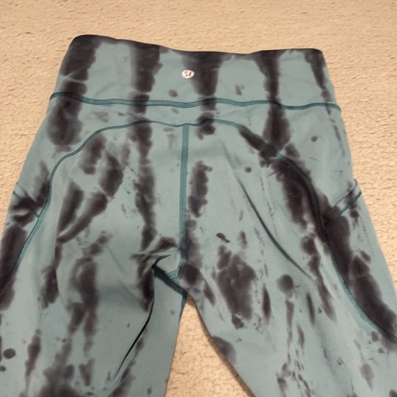 Lululemon Invigorate High-Rise
Forest Shibori Graphite Grey Desert Teal size 4 - Picture 6 of 7